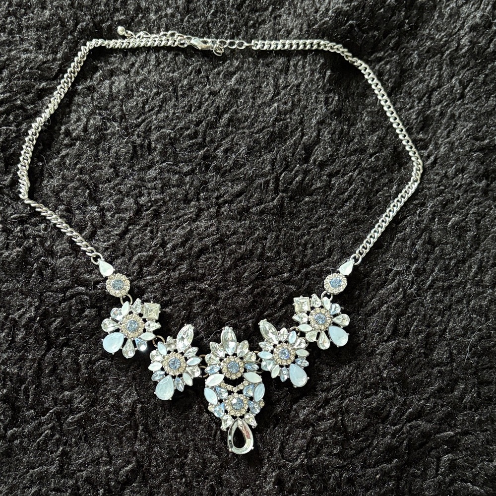 Elegant Silver Floral Necklace